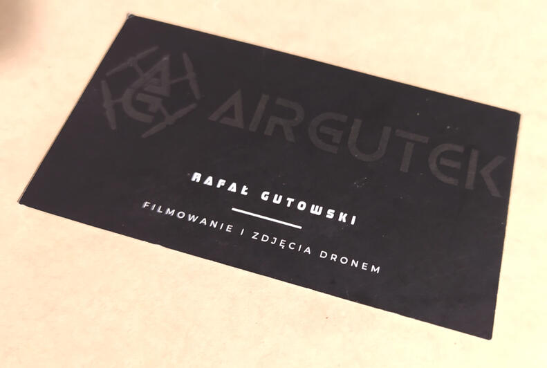 Business card for airgutek - front; Print with selective surface varnish